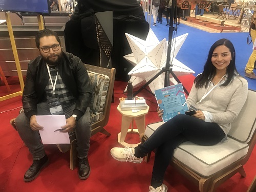 Iván Chávez y Paola Montaño con el proyecto de sillas y muebles