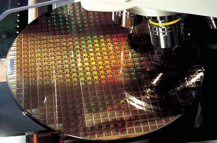 Inspección de una hoja de silicio en una planta de fabricación de semiconductores de TSMC