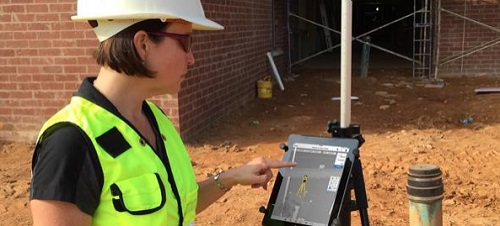 La habilidad para controlar la estación totalmente robotizada a través de la app en el iPad da el layout exacto y genera puntos de la construcción más fácil y rápidamente