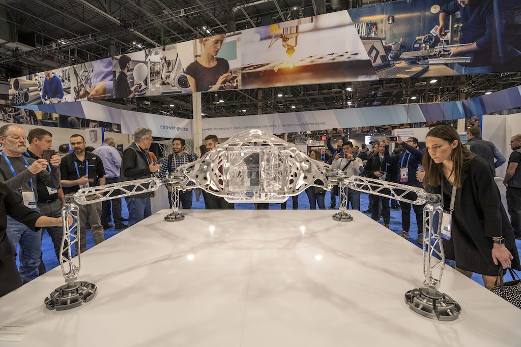 El concepto del sistema de aterrizaje, un diseño estructura bastante complejo basado en diseño generativo, se presentó en la semana pasada en el Autodesk University 2018 en Las Vegas. El ensamble complete mide 2.5 metros por uno de alto