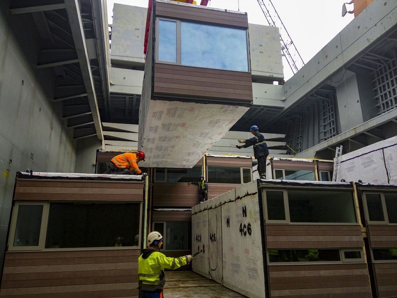 Los módulos completos de habitaciones de hotel atraviesan el Océano Atlántico en un barco de contenedores desde Polonia hasta el puerto de Nueva York