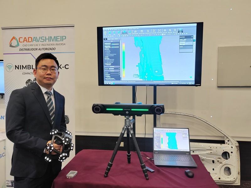 Tony Luo durante el Openhouse nos muestra el escaner 3D Nimbletrack CR