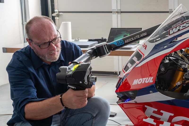 Brazo de medicion Hexagon Tenemos una necesidad urgente de utilizar la mejor tecnología de medición para mejorar la forma en que probamos y controlamos las motos