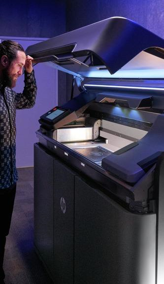 La impresora 3D HP’s Jet Fusion 500/300 series 3D printer es utilizada por clientes como Daimler Trucks North America