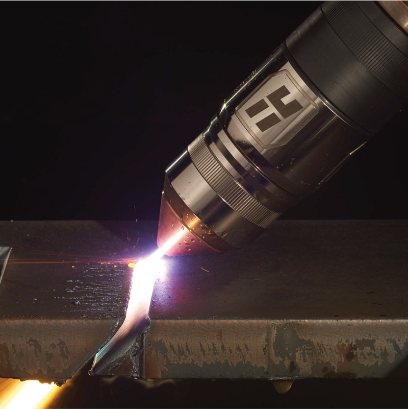Una mesa de corte por plasma CNC utiliza equipos CNC para cortar acero.