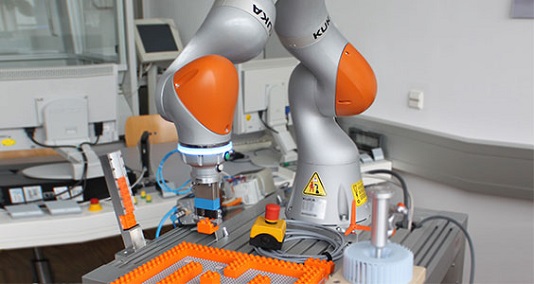 KUKA en la Universidad Tecnica de Rosenheim - El sensible LBR iiwa se desplaza por un laberinto de piezas de Lego junto con su herramienta de agarre