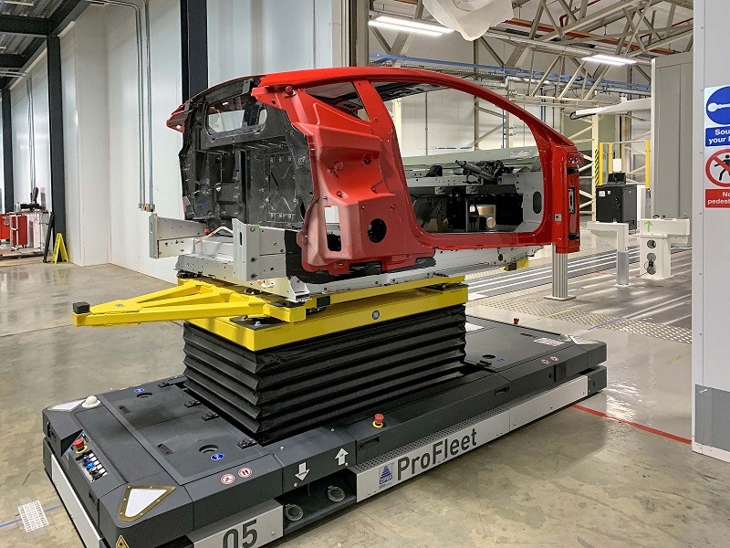 Un Lotus Emira entregado por un vehículo guiado automáticamente desde la línea de producción a la CMM de LK para inspección de la fase 1