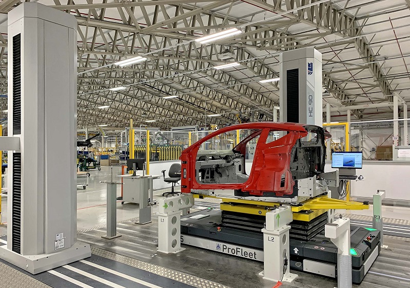 El chasis de Emira, que permanece en el AGV, se baja a su posición y se alinea para su inspección mediante escaneo láser