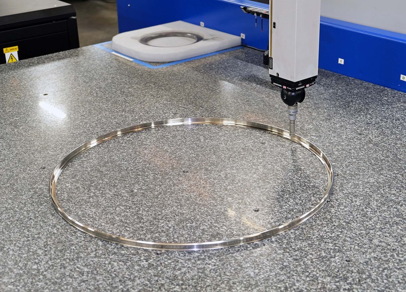 Primer plano de la junta de la escobilla que se está inspeccionando en la Evo