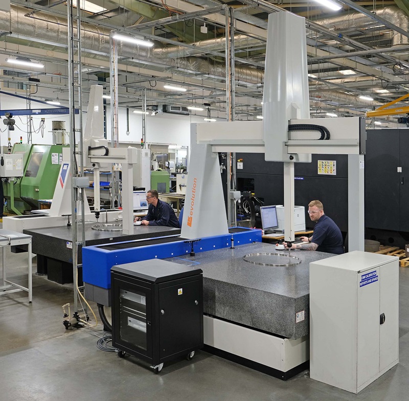 Las dos CMM de LK en el taller de la sección de torneado de Cross Manufacturing