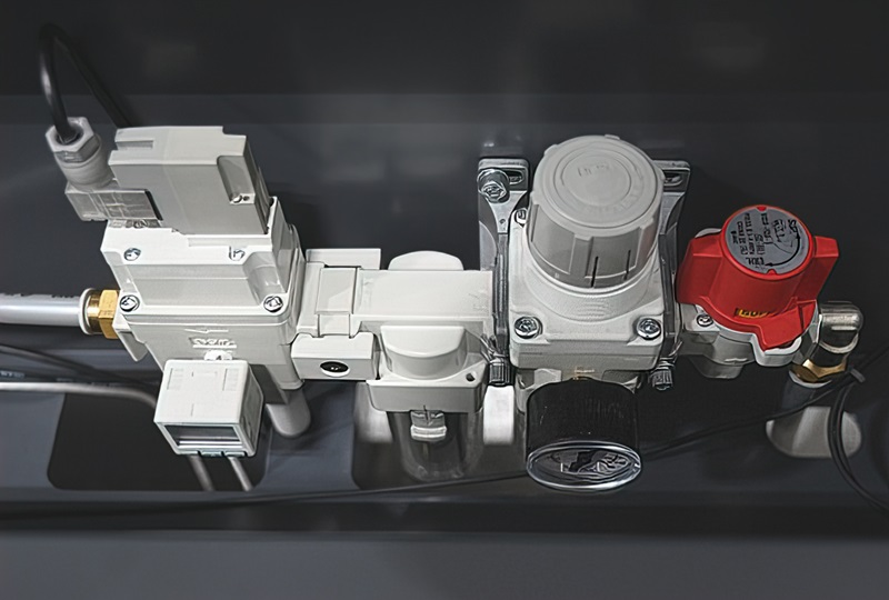 La unidad de apagado automático EcoAir en la línea de aire comprimido de la CMM detiene el suministro cuando la máquina está inactiva