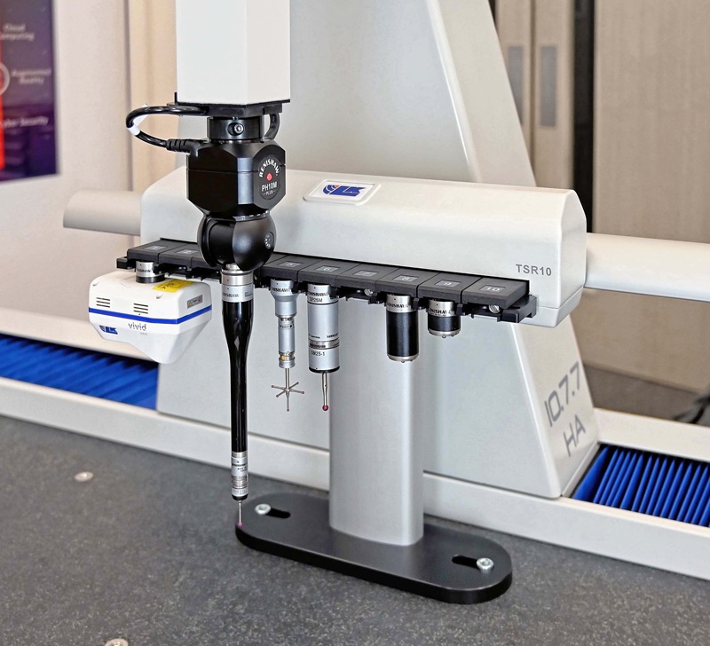 Un bastidor de almacenamiento de herramientas TSR de 10 puertos de LK Metrology montado en un riel de soporte