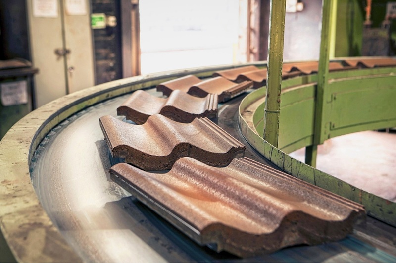 Tejas BMI Group Tejas de hormigón en una línea de producción en la fábrica Shawell de BMI Group en Lutterworth, Reino Unido