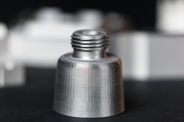 Exterior de una boquilla endurecida impresa en H13, directamente del sinterizado, sin posprocesamiento.Imagen por Markforged Acero grado herramienta H13 de Markforged para aplicaciones de impresión 3D de alta temperatura y resistencia
