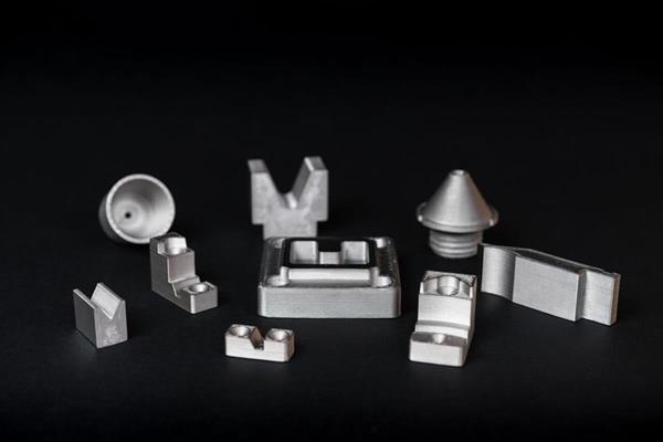 Una selección de piezas impresas en H13, incluidos insertos resistentes al desgaste, herramientas de perforación, dedos de freno de prensa y una selección de boquillas.Imagen por Markforged Acero grado herramienta H13 de Markforged para aplicaciones de impresión 3D de alta temperatura y resistencia