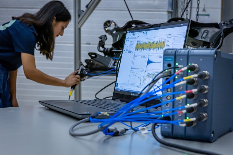 Captura datos sincronizados en todos los canales con Simcenter SCADAS ES y Simcenter Testlab, convirte mediciones en decisiones de ingeniería seguras
