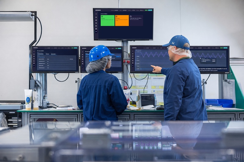 En una planta de producción de P&G, los operadores utilizan la cabina de inspección visual basada en IA en Siemens Industrial Edge para monitoreo de la calidad en tiempo real a través de líneas de bienes de consumo de alta variedad