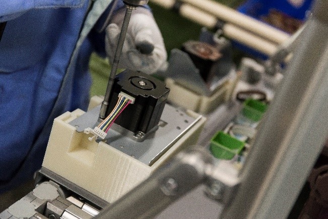 Componente electrónico de ensamble utilizando un aditamento impreso en 3D producido en un plástico antiestático ABS en la Impresora Fortus 900mc Production de Stratasys