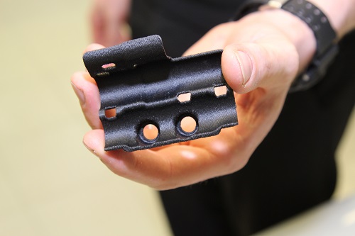 Hydraulic line bracket impresa 3d para el auto McLaren MCL32 en una Stratasys FDM 3D Printer usando material Nylon12CF material (foto: Stratasys)