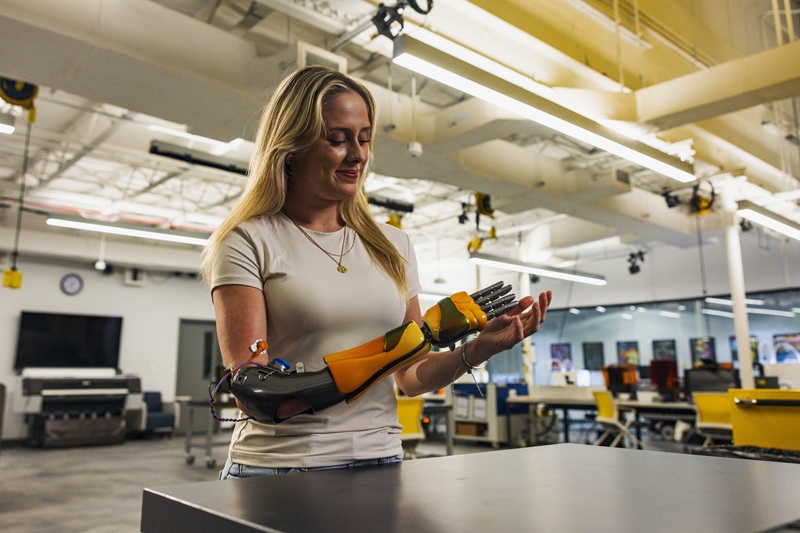 Annika usando su prótesis impresa 3D - imágen por Stratasys